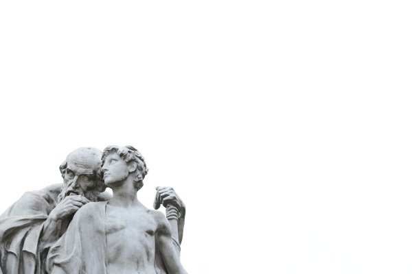 Статуя на белом фоне