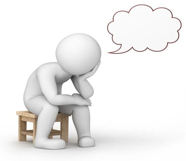 Думающий человечек на белом фоне