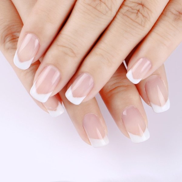 Французский маникюр на прозрачной основе