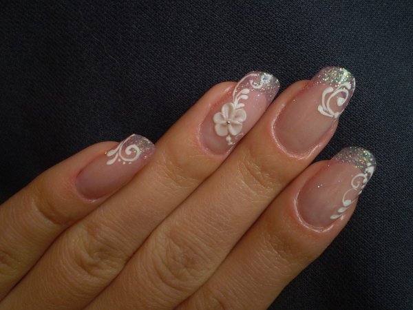 Маникюр на прозрачной основе с рисунком