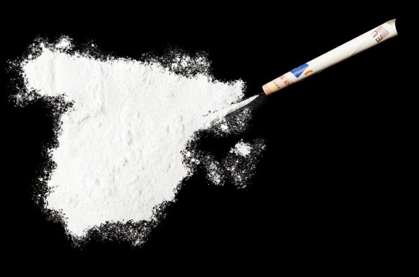 Белый порошок на черном фоне