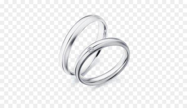 Обручальные кольца на белом фоне