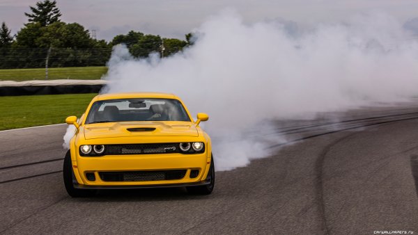 Dodge Challenger Hellcat дрифт