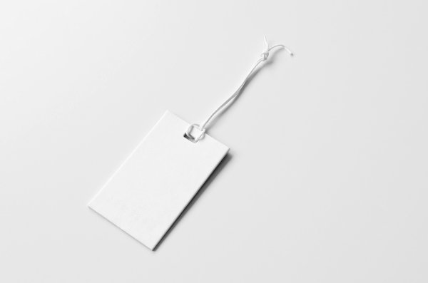 Бирка на белой бумаге