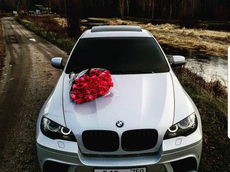 БМВ х6 с цветами