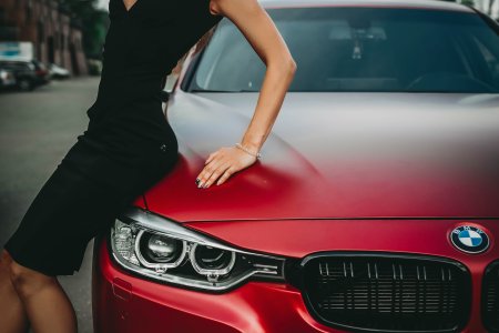 Машина БМВ девушка в капоте