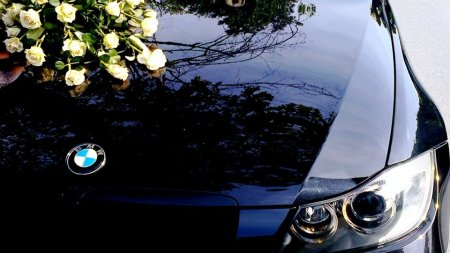 БМВ е60 цветы на капоте