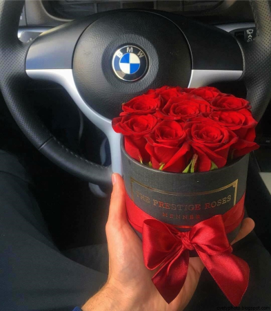 Красные розы в салоне автомобиля