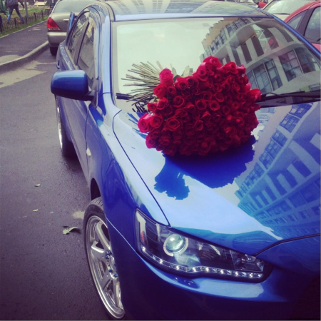 Букет цветов на капоте машины