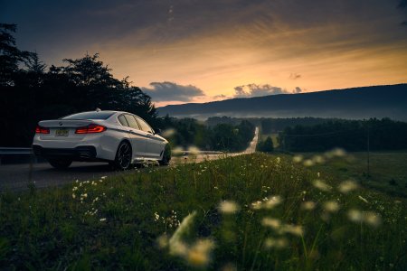 БМВ на фоне природы