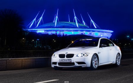 БМВ на фоне ночного города