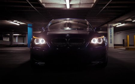 BMW x5m в темноте