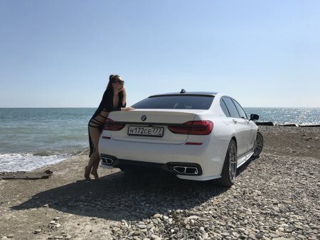 Машина возле моря