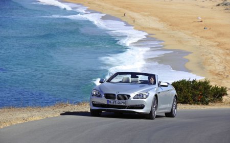 Автомобиль на берегу моря