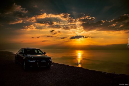 Автомобиль на закате