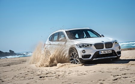 Машина BMW x1 белая