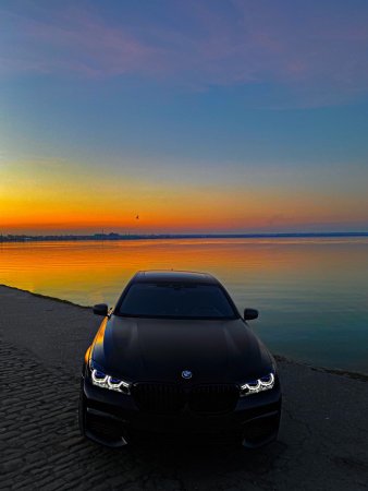 BMW m5 f90 на закате