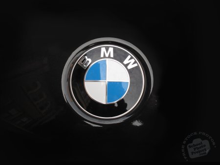 BMW знак на черном фоне