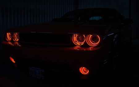 Додж Челленджер с красными фарами