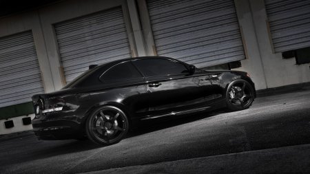 Черная тонированная машина