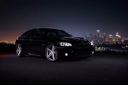 BMW m5 на черном фоне