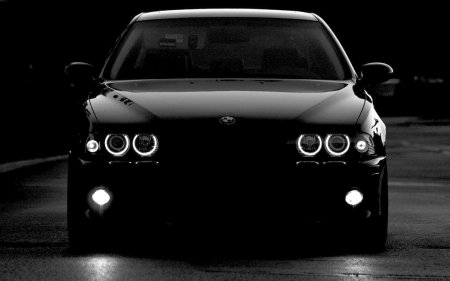 Красивая БМВ одна сторона белая другая чёрная