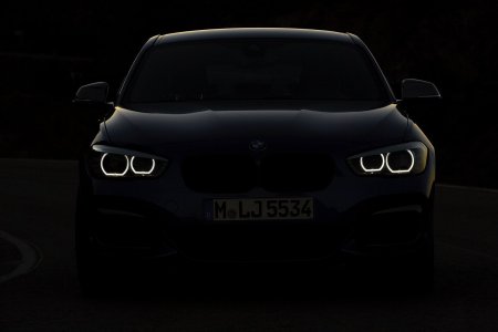 BMW на черном фоне