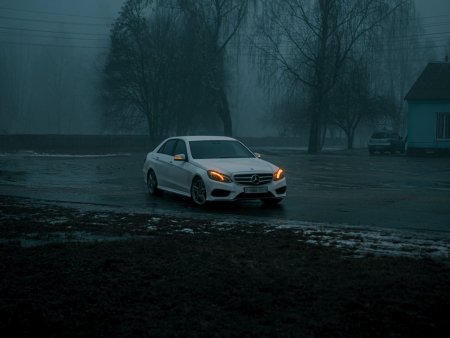 Автомобиль Мерседес в тумане