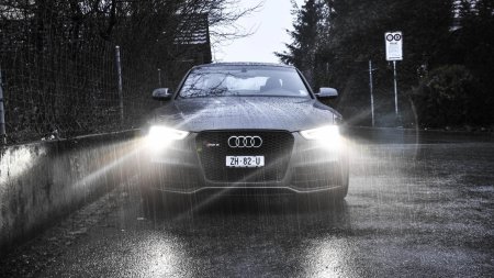 Машина под дождем