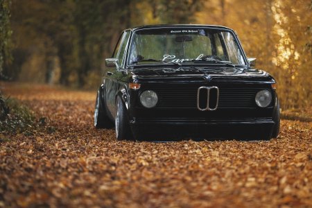 Чёрный BMW e30 осень