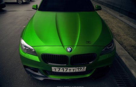 БМВ м5 голубая с зелёным