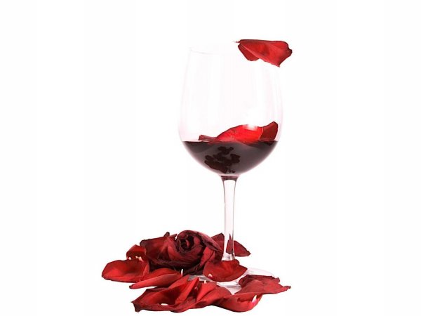 Красное вино в бокале