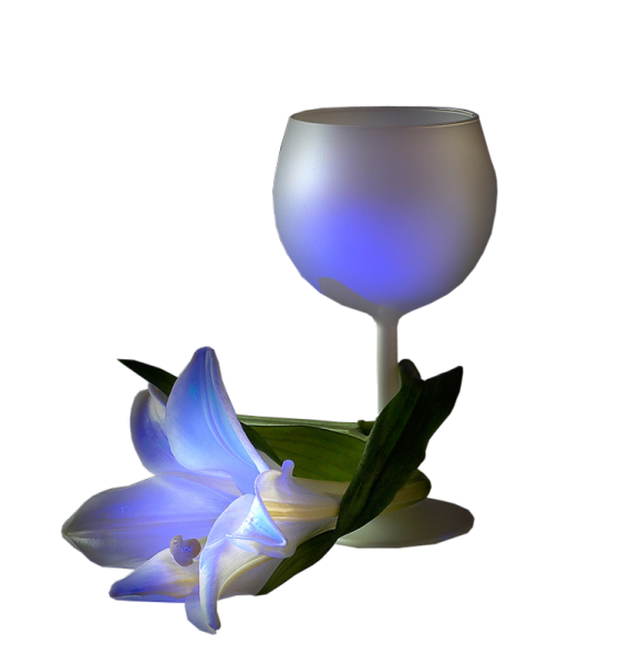 Бокалы на голубом фоне