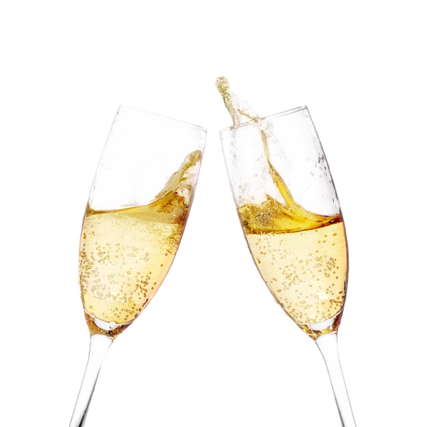 Бокалы с шампанским на белом фоне