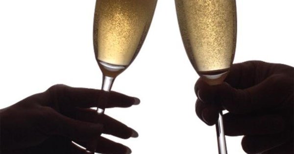 Бокалы шампанского чокаются