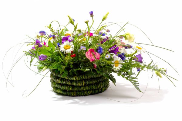 Корзина с полевыми цветами