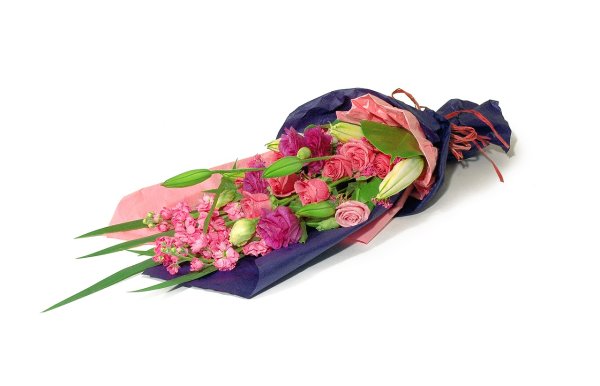 Букет цветов лежит