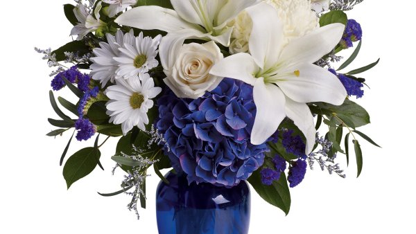 Красивый букет цветов на белом фоне