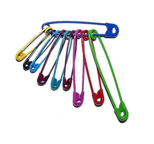 Булавка на белом фоне