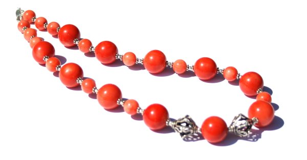 Красные бусы на белом фоне