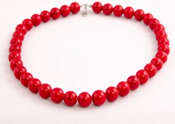 Красные бусы на прозрачном фоне