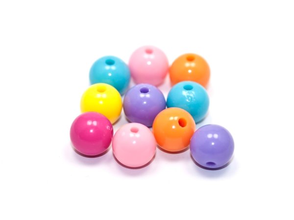 Бусинки на белом фоне