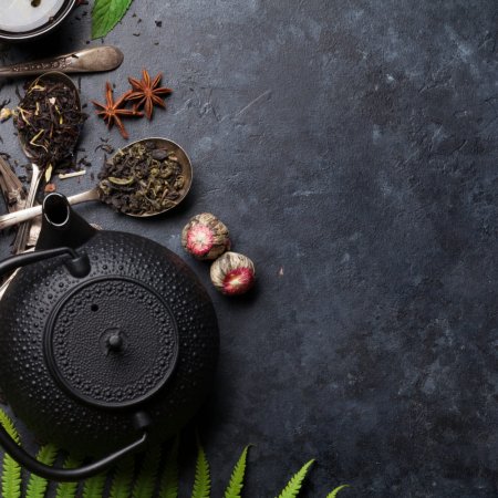 Чай на черном фоне вид сверху