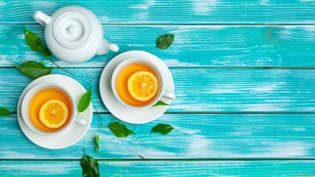 Чай с лимоном сверху
