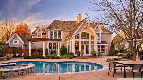 Большой красивый дом