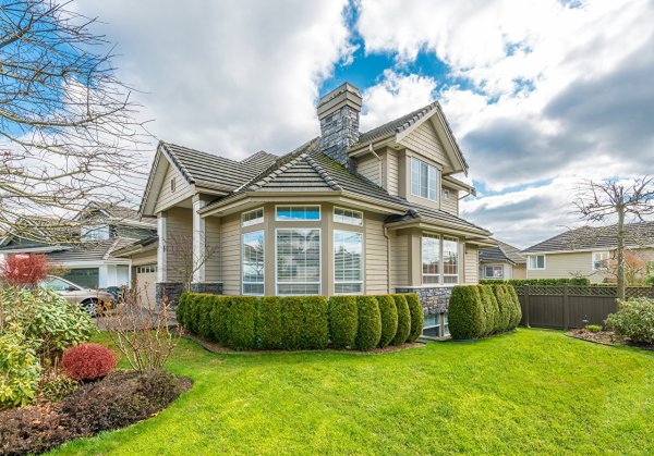 Коттедж с газоном