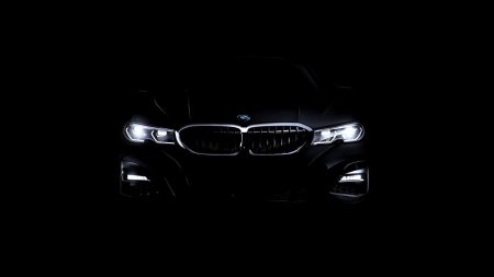 БМВ м5 на черном фоне