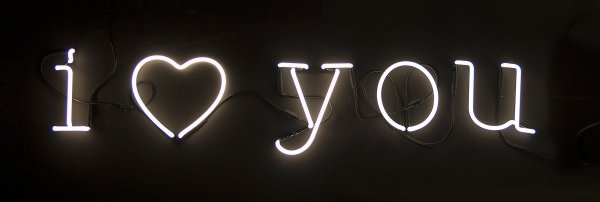 Неоновые буквы на черном фоне