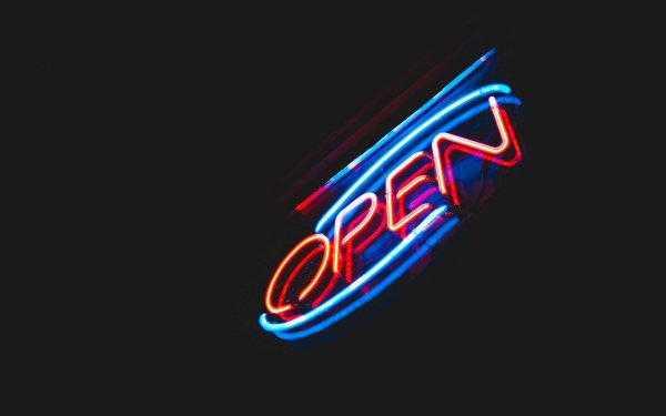 Неоновые надписи на черном фоне