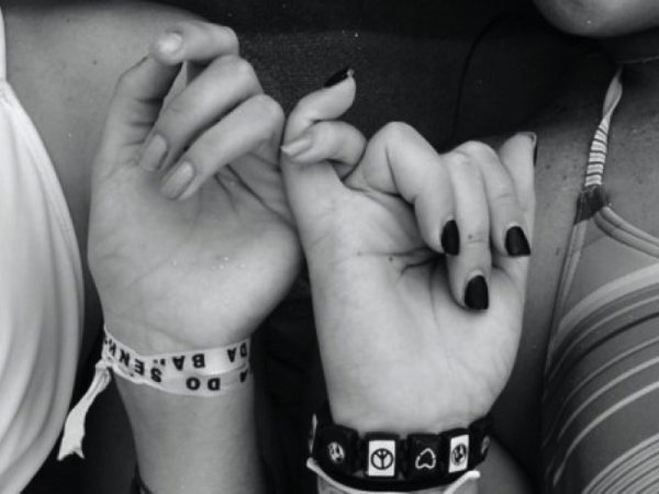 Руки двух подруг